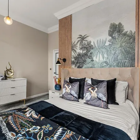 Newly Refurbished - Garden Terrace Delight In